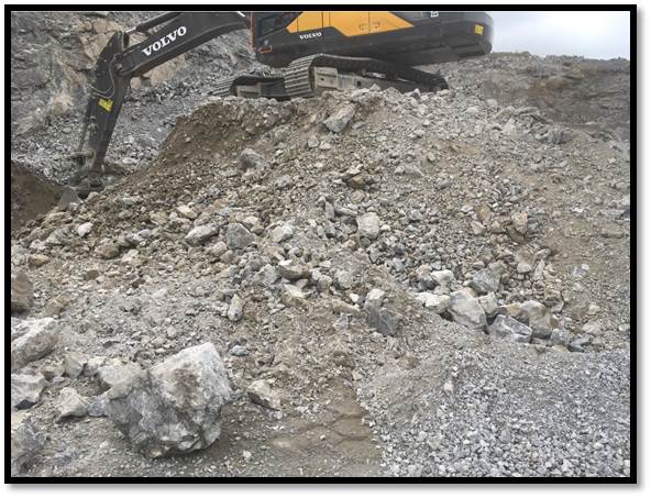 Blasted limestone to be crushed by an impactor