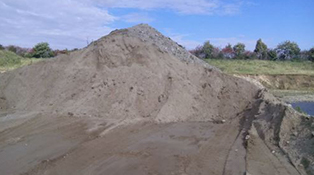 Sand and gravel feed material for a Chieftain 2200 screen