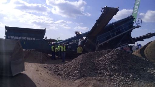 Powerscreen Chieftain 2200 screening sand and gravel