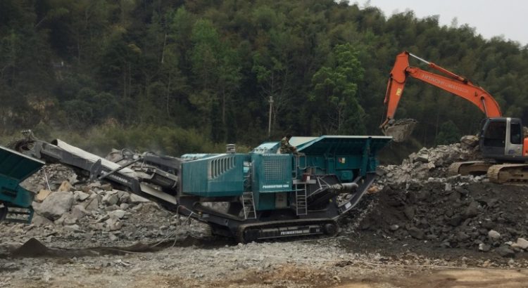 Premiertrak 600E crushing grey granite