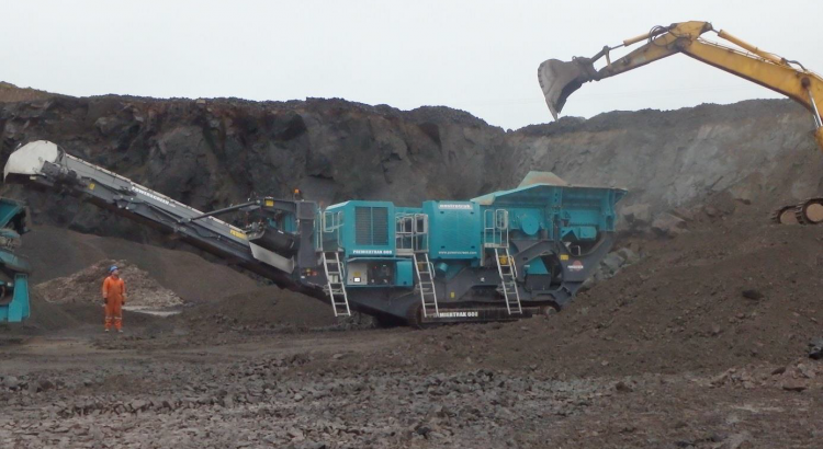 Premiertrak 600E and Warrior 2400 processing basalt in a quarry