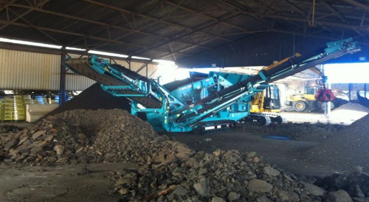 Powerscreen Warrior 800 screening cast iron slag